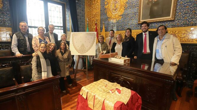 La familia de Miguelín y las autoridades, con el boceto del que será el manto de salida de la Virgen de la Palma.