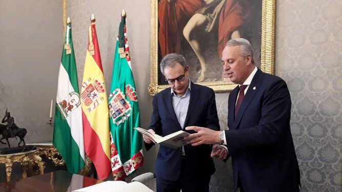 José Luis Rodríguez Zapatero recibe un obsequio del presidente de la Diputación de Cádiz.