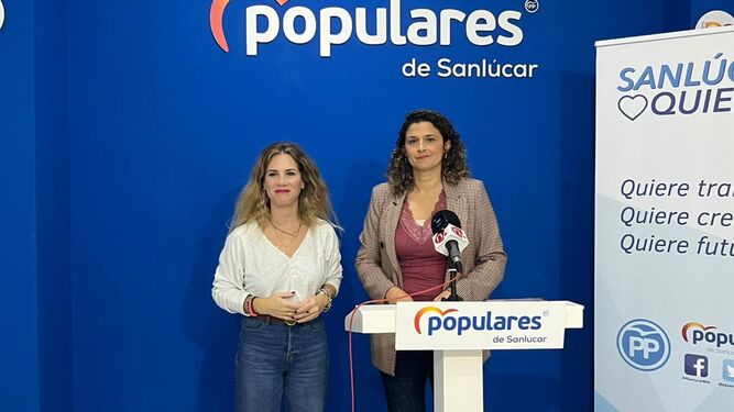 La parlamentaria autonómica del PP por Cádiz Ana Mestre, con la presidenta local del partido en Sanlúcar, Carmen Pérez.