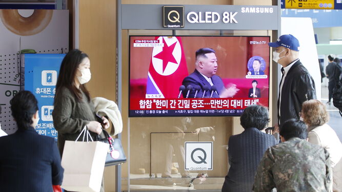 Varias personas observan las noticias en una estación de Seúl.