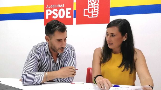 Rocío Arrabal y Fran Fernández revisando documentación en la sede del grupo.