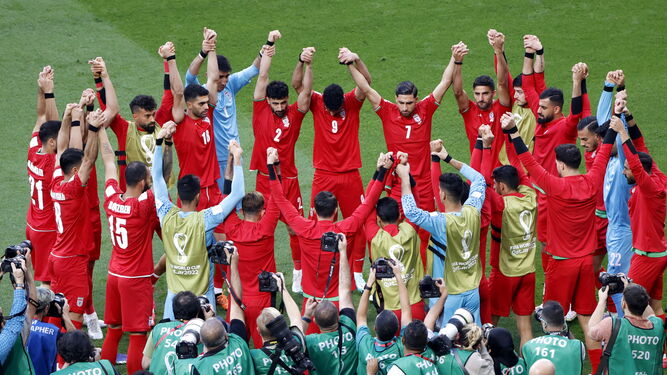 Los futbolistas de Irán hace un gesto en el partido contra Inglaterra.