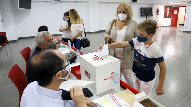 Votación en las últimas primarias celebradas en el PSOE de Andalucía.