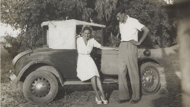 El matrimonio Ramognino con el Peugeot 201 Cabriolet descapotable de 1932 que emplearon durante su estancia en el Campo de Gibraltar. El automóvil había sido puesto a su disposición por el Servicio de Inteligencia naval italiano en España.
