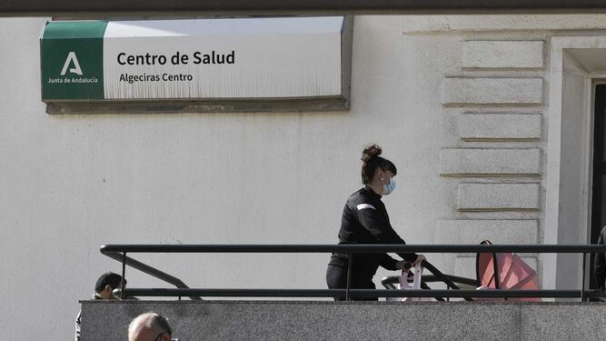 Una madre acude con su bebé al centro de salud de Algeciras Centro.