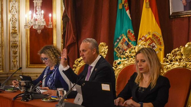 El presidente de la Diputación,  Juan Carlos Ruiz Boix, levanta la mano en una votación del pleno.