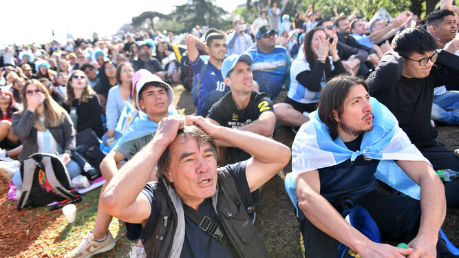 Los aficionados argentinos lamentan la derrota de su selección en Buenos Aires.