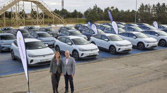Laura Ross, directora general de Volkswagen en España, junto al presidente de AstraZeneca en España, Rick R. Suárez.