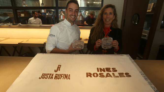 El chef Manuel Berganza, junto a Ana Moreno, de Inés Rosales.