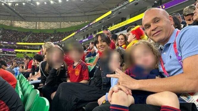 Andrés Iniesta, su mujer, Anna Ortiz, y sus cuatro hijos en las gradas del estadio Al Thumama de Catar.