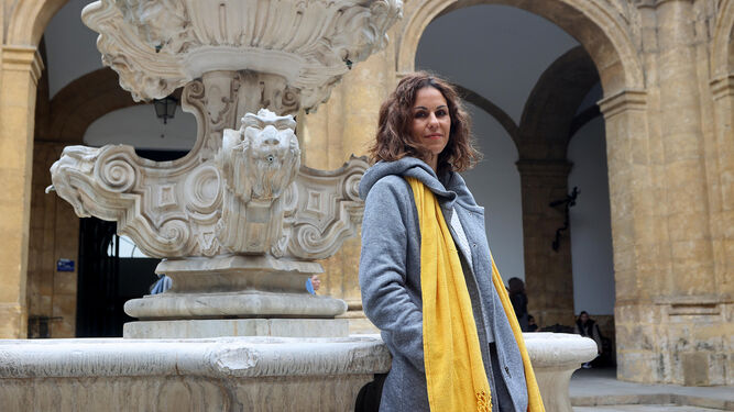 La antropóloga onubense Marta Rodríguez en uno de los patios del rectorado de la Universidad de Sevilla.