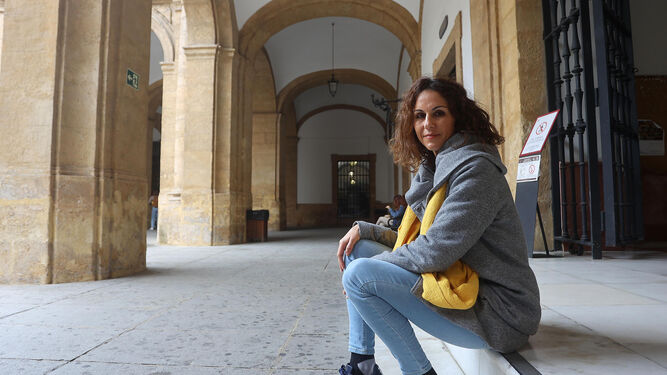 La antropóloga onubense Marta Rodríguez en uno de los patios del rectorado de la Universidad de Sevilla.