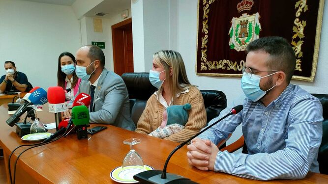 Valentina y sus padres en el salón de plenos del Ayuntamiento junto al alcalde de Los Barrios.