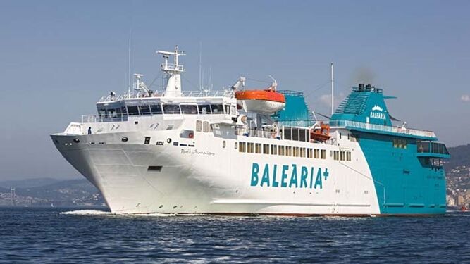 Uno de los buques de Balearia, en el puerto de Algeciras.