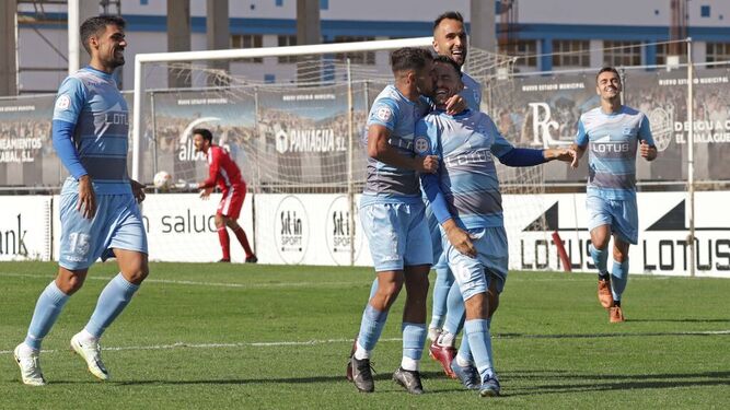 Jugadores de la Balona celebran uno de los tantos anotados al Racing de Ferrol la pasada jornada