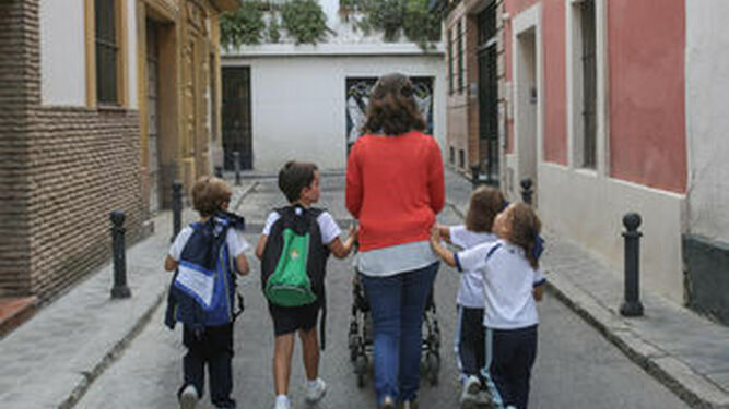 Una familia en una calle de Sevilla.