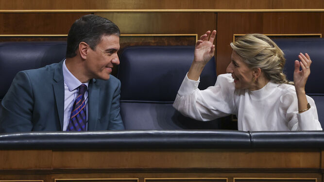 El presidente del Gobierno, Pedro Sánchez, junto a la vicepresidenta segunda del Gobierno y ministra de Trabajo y Economía Social, Yolanda Díaz.