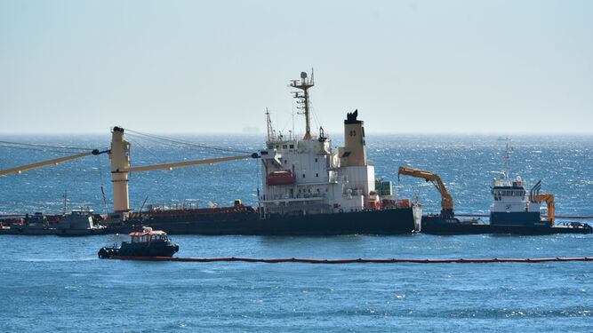 El buque 'OS 35' semihundido frente a las costas de Gibraltar.