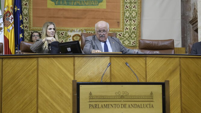 Jesús Aguirre, presidente del Parlamento andaluz, al comienzo de la sesión plenaria el pasado miércoles.