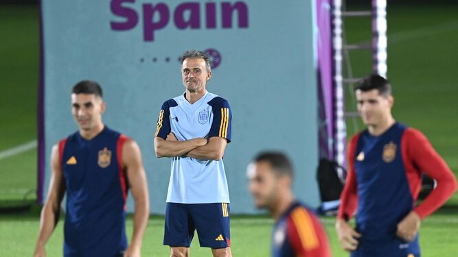 Luis Enrique observa el último entrenamiento de España en la Universidad de Qatar.