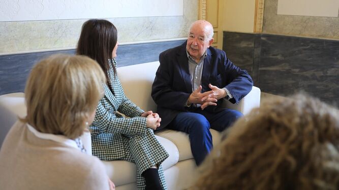 Francisco de Paula García Barroso, hijo del fundador de la librería Bozano, conversa con la alcaldesa.
