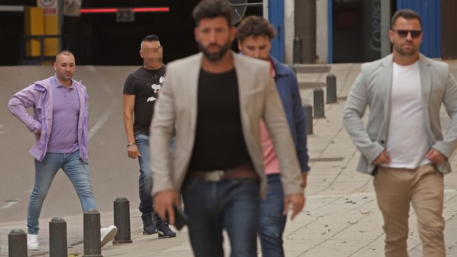 Isco Tejón (izquierda), llega a la Audiencia de Algeciras el 5 de octubre para una de las sesión del juicio.