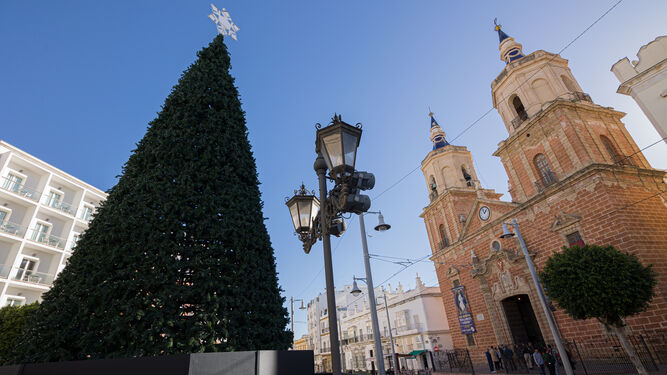 Árbol de Navidad instalado en la plaza de la Iglesia.