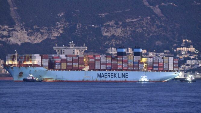 El 'Mary Maersk' a su entrada en la Bahía de Algeciras.