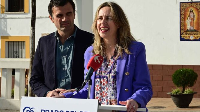 El presidente del PP Bruno García, y la alcaldesa pradense, Vanesa Beltrán, en la presentación de la candidatura.