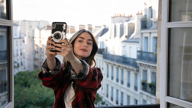 La tercera temporada de 'Emily en París' despejará muchas incógnitas el día 21 de diciembre en Netflix.