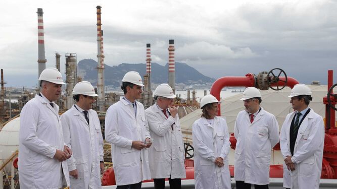 Los directivos de Cepsa y las autoridades conversan tras la presentación del proyecto del Valle Andaluz del Hidrógeno Verde.