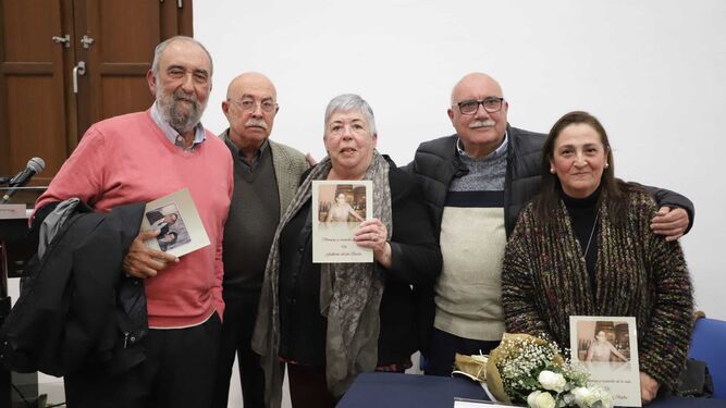 Los autores del libro y los familiares de Guillermo León, tras el acto