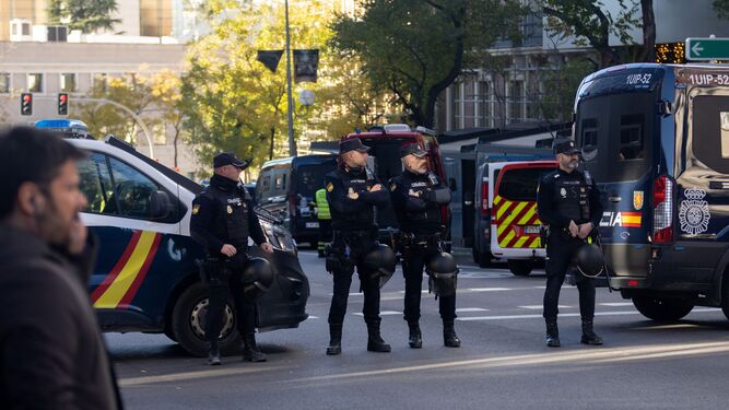 Efectivos de la Policía Nacional desplegados en el entorno de la Embajada de EEUU en Madrid.