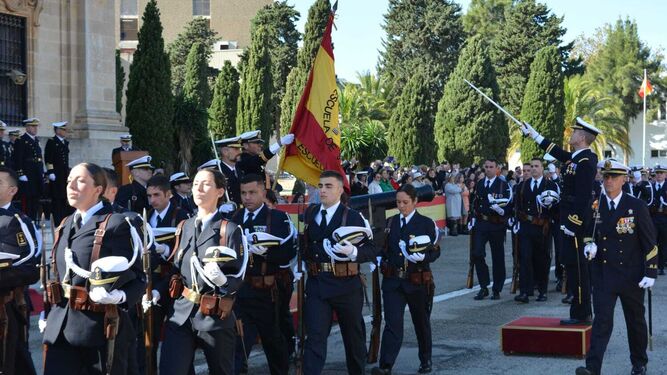 247 alumnos de la Escuela de Suboficiales de la Armada juran bandera en San Fernando.