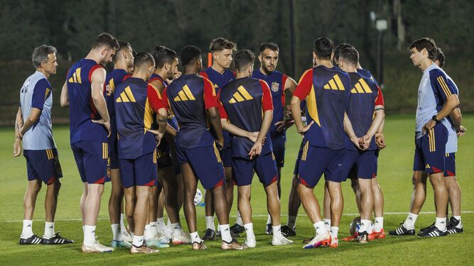 Luis Enrique, a la izquierda junto al grupo de futbolistas que jugaron menos minutos contra Japón.