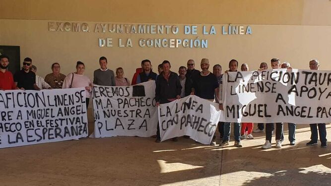 Aficionados protestan en el Ayuntamiento de La Línea por no incluir a Pacheco en el festival.
