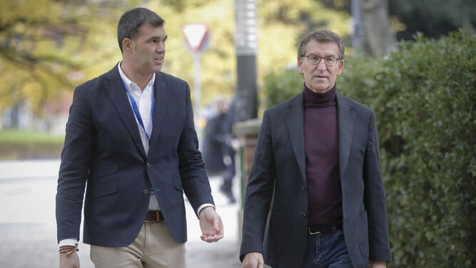 Alberto Núñez Feijóo, este domingo con el candidato del PP en Navarra, Javier Gacía