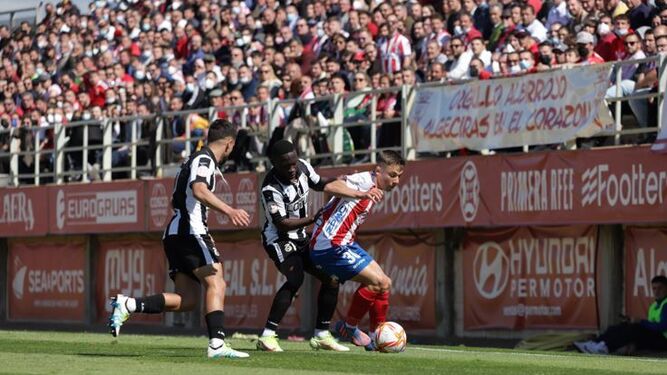 Dos jugadores de la Balona enciman a uno del Algeciras en el duelo de la temporada pasada en el Nuevo Mirador