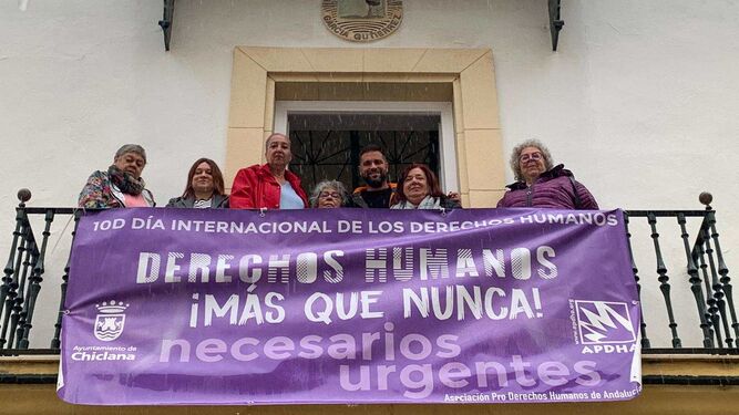 Una pancarta en el balcón de la Biblioteca Municipal bajo el lema ‘Derechos Humanos ¡Más que nunca!’.