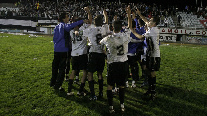 Los jugadores de la Balona celebran con sus aficionados el triunfo en 2010 en Algeciras