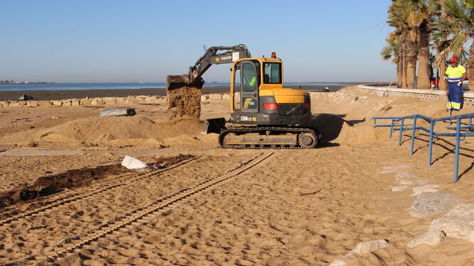 Trabajos de mantenimiento en la Playa de La Cachucha