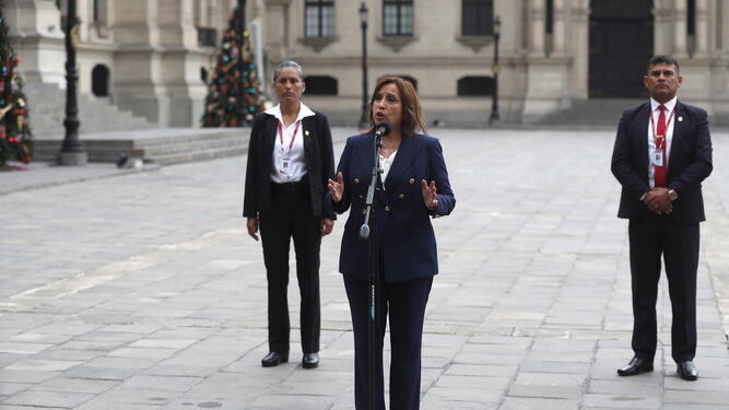 La nueva presidenta de Perú, Dina Boluarte, ofrece declaraciones en el Palacio de Gobierno en Lima.