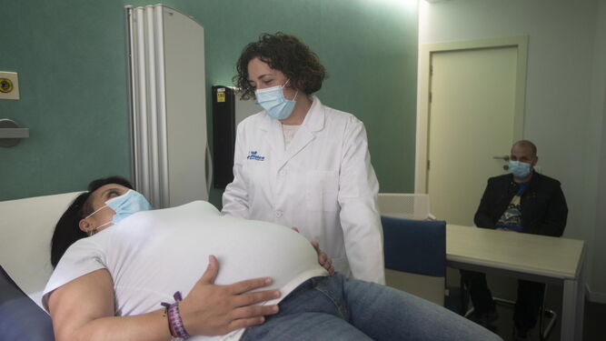 Una embarazada en la consulta de una oncóloga.