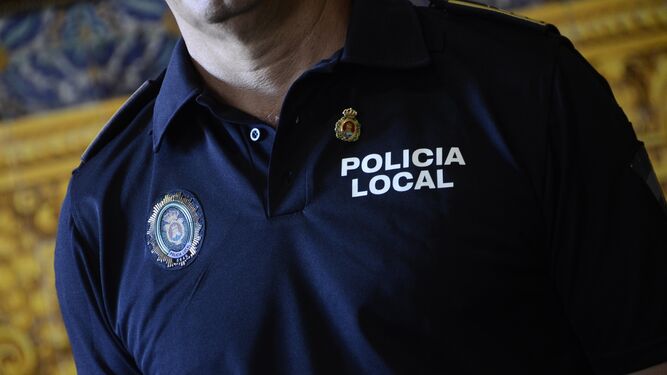 Un agente de la Policía Local de Algeciras, con la insignia de la ciudad.