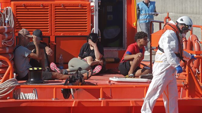 Migrantes en Algeciras tras ser rescatados por la 'Salvamar Denébola' en el Estrecho a bordo de una embarcación de recreo, el 6 de agosto de 2022.