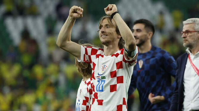 Modric celebra el triunfo de Croacia con sus aficionados.