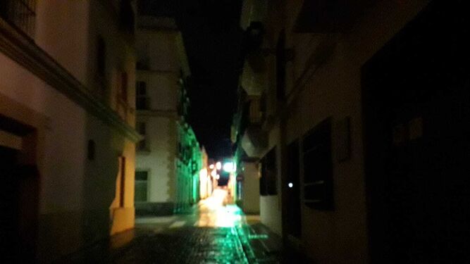 La calle Espíritu Santo, a oscuras debido a los apagones.