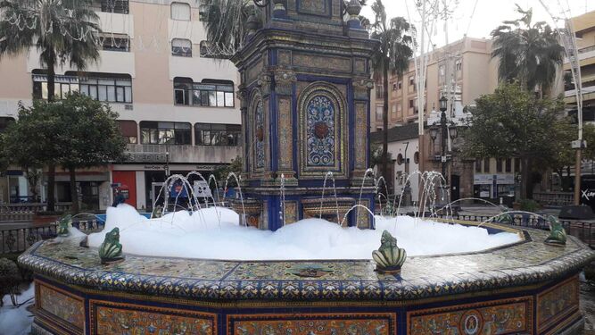 La fuente de la Plaza Alta, llena de espuma.
