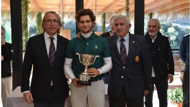 Ángel Ayora, con el trofeo de la Copa Baleares
