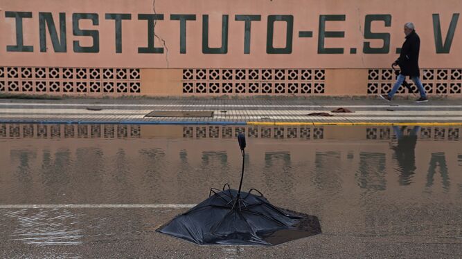 Un paraguas en el asfalto en una calle de La Línea.
